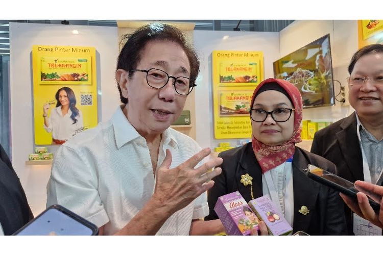 Irwan Hidayat saat ditemui awak media dalam acara Morning Talk Show Symposium Mastering The Beam 2 and Aesthetic bertajuk Exploring the Role of Herbal Therapy in Dermatology di Hotel Padma Semarang, Jawa Tengah, Jumat (23/5/2025)