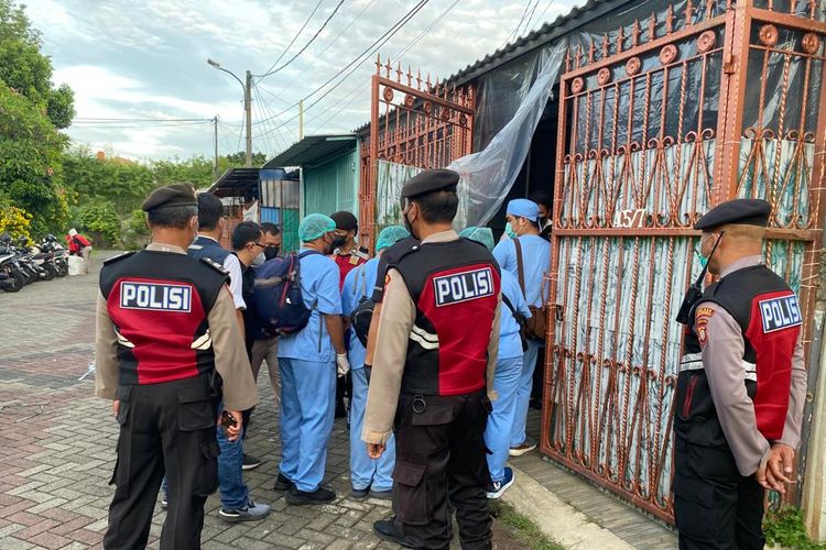 Polisi dan tim gabungan melakukan olah tempat kejadian perkara (TKP) di kawasan Kalideres, Jakarta Barat pada Rabu (16/11/2022). Upaya ini dilakukan guna menyelidiki kasus tewasnya satu keluarga secara misterius. 