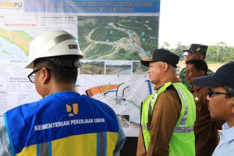 Bupati Aceh Utara, Provinsi Aceh, Ismail A Jalil meninjau progres pembangunan Bendungan Krueng Pase, di Kecamatan Meurah Mulia, Kabupaten Aceh Utara, Selasa (7/10/2025).