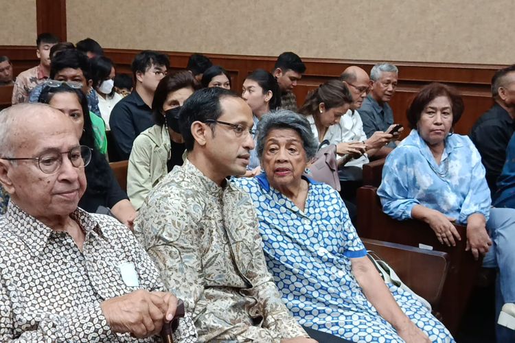 Eks Mendikbudristek Nadiem Makarim duduk di tengah orang tuanya, Atike Algadrie dan Nono Anwar Makarim saat di ruang sidang untuk kasus dugaan pengadaan laptop berbasis Chromebook di Pengadilan Tipikor Jakarta, Senin (19/1/2026).