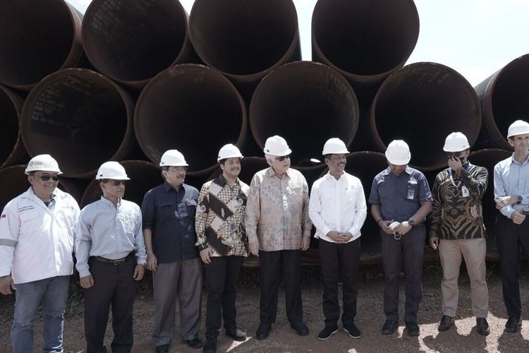 Kepala BP Batam yang juga merupakan Walikota Batam, Muhammad Rudi melakukan pelepasan dan penyerahan perdana pipa terbesar di Indonesia yang berhasil diproduksi di Batam, dengan diameter 52 inci atau 132,08 cm, bertempat di Kawasan Industri Terpadu Kabil, Kamis (24/11/2022).