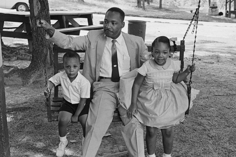 Marin Luther King Jr bersama salah satu putranya, Martin III dan putrinya Yolanda.