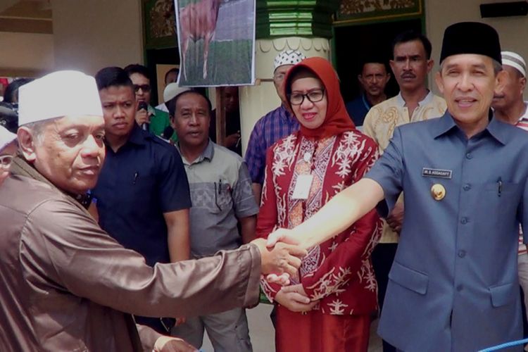 Gubernur Maluku, Said Assagaff menyerahkan satu ekor hewan kurban bantuan Presiden kepada pengurus Masjid Annur, Desa Batu Merah, Kecamatan Sirimau Ambon, Kamis (16/8/2018)