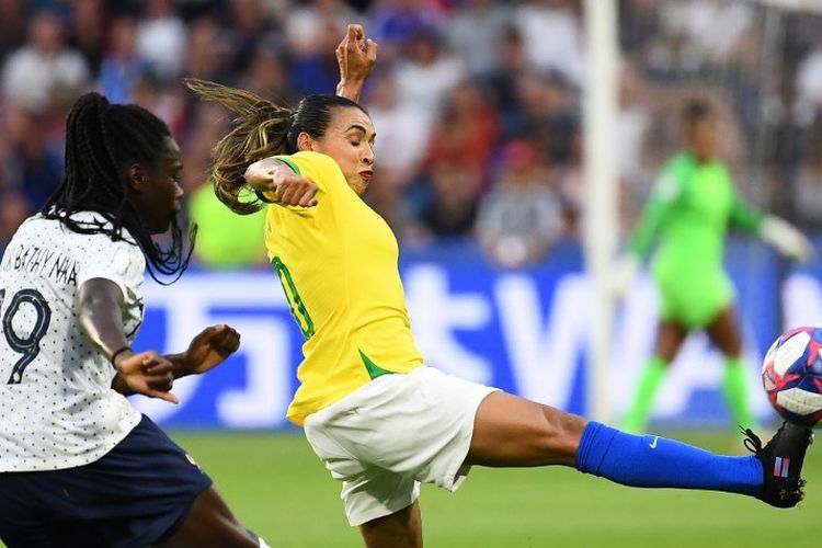 Griedge Mbock Bathy mencoba menjegal Marta pada pertandingan Perancis vs Brasil dalam babak 16 besar Piala Dunia Wanita 2019 di Le Havre, 23 Juni 2019. 