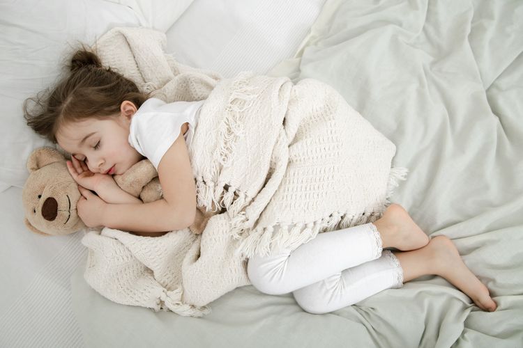 Ilustrasi anak tidur, dampak memarahi anak sebelum tidur 
