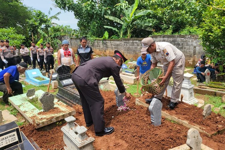 Pemakaman Kanit Binmas Polsek Candisari, Semarang, Jawa Tengah (Jateng) Iptu Wahyudi di Pemakaman Mbah Gangsar Candisari Semarang, Jawa Tengah. 