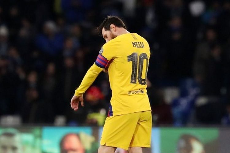 Lionel Messi dalam laga Napoli vs Barcelona pada leg pertama babak 16 besar Liga Champions 2019-2020.
