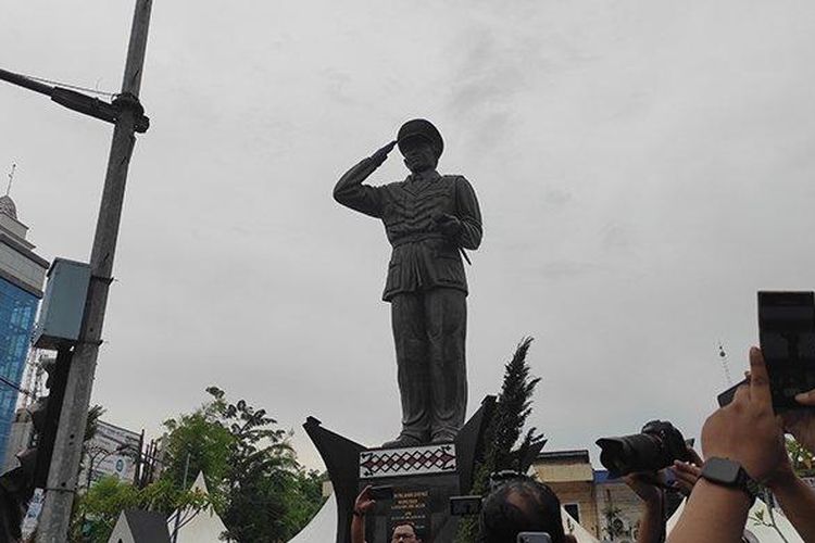 Potret patung Letjen Jamin Gintings, seorang tokoh pejuang kemerdekaan dari Tanah Karo yang telah diresmikan tepat di titik KM nol Jalan Jamin Ginting, Kota Medan, Selasa (28/6/2022). 