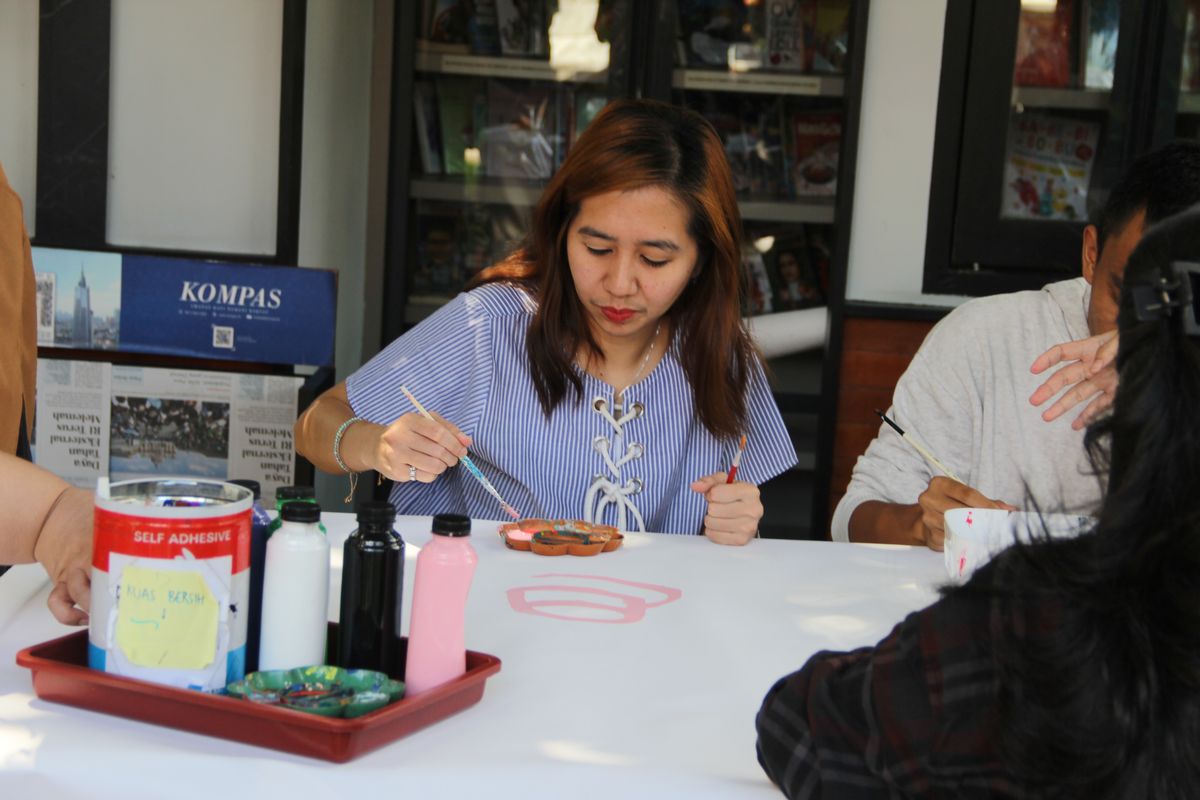 Aktivitas mindful painting dalam acara Perempuan Bersuara Melalui Rasa dan Karya di Bentara Budaya, Jakarta Pusat, Kamis (24/4/2025).