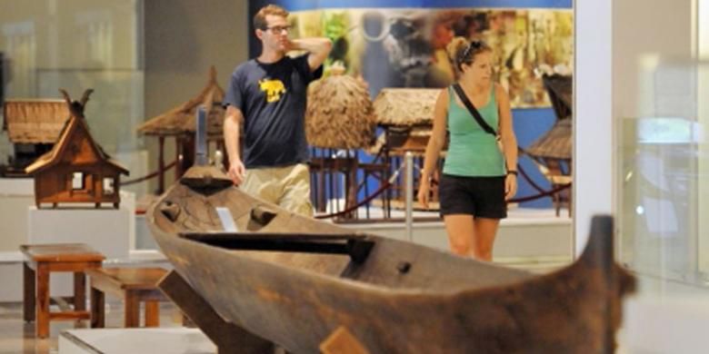 Kunjungan wisatawan mancanegara di Museum Nasional Jakarta, Jumat (4/10/2013). Beberapa waktu lalu, museum tersebut telah kehilangan empat artefak berlapis emas yang merupakan peninggalan Kerajaan Mataram Kuno pada abad 10 Masehi. 