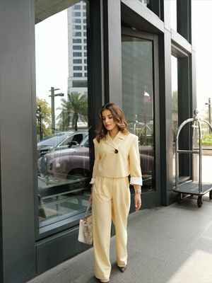 Tasya Farasya hadir di sidang cerai perdana dengan gaya elegan. Tas Hermes Himalaya senilai Rp 3,3 M jadi sorotan, lengkap dengan detail busananya.