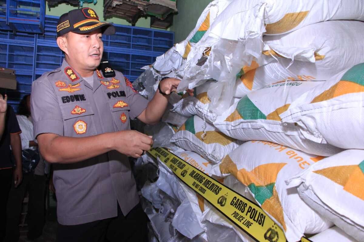 Kapolres Madiun, AKBP Eddwi Kurniyanto menunjukkan 4,5 ton gula pasir yang disita dari tangan pemilik toko pakan burung lantaran menjualnya tanpa ijin dari pemerintah dan menjual dengan harga diluar kewajaran.