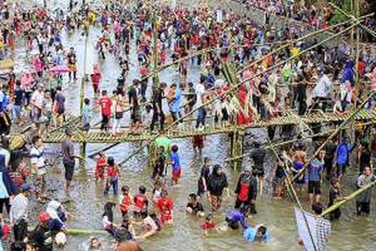 Warga Desa Cikelet, Kabupaten Garut, Jawa Barat, menggelar tradisi ngubek leuwi, yakni menangkap ikan menggunakan tangan kosong, di Sungai Cipasarangan, di kawasan pantai selatan. Kegiatan itu sekaligus ditujukan untuk menggugah kesadaran pada pelestarian daerah aliran sungai yang selama ini menopang kehidupan warga.