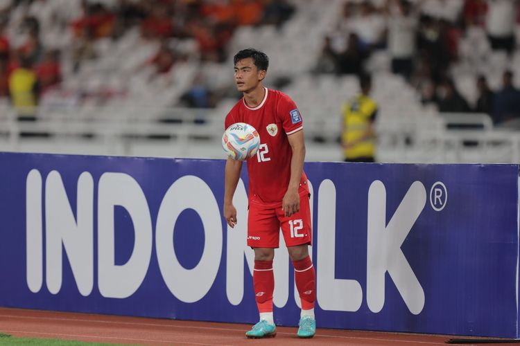 Bek Pratama Arhan bersiap melakukan lemparan ke dalam pada laga Indonesia vs Vietnam  di putaran kedua Kualifikasi Piala Dunia 2026 di SUGBK pada Kamis (21/3/2024). Terkini, Arhan mengaku akan menebus kesalahan seusai terkena kartu merah dalam laga debut bersama Suwon FC.