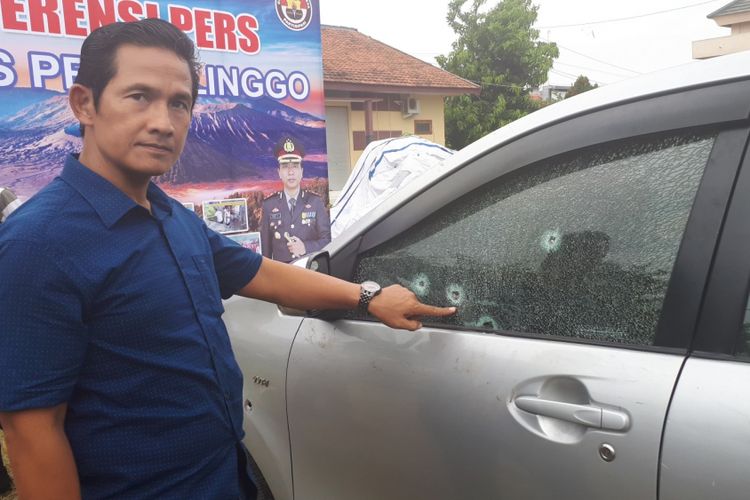 Kasat Reskrim AKP Riyanto menunjukkan mobil Avanza yang digunakan perampok melakukan aksinya. 