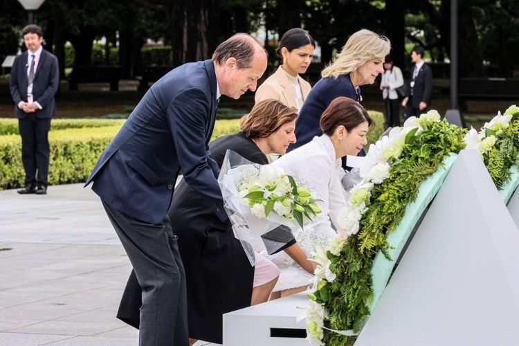 Foto yang diambil dan dirilis oleh Kementerian Luar Negeri Jepang ini menunjukkan (kiri ke kanan) Heiko von der Leyen, suami Presiden Komisi Eropa Ursula von der Leyen, Britta Ernst, istri Kanselir Jerman Olaf Scholz, Ibu Negara Jepang Yuko Kishida , Ibu Negara AS Jill Biden dan Akshata Murty, istri Perdana Menteri Inggris Rishi Sunak, selama upacara peletakan karangan bunga di Cenotaph untuk Korban Bom Atom di Peace Memorial Park sebagai bagian dari KTT Pemimpin G7 di Hiroshima pada Jumat (19/5/2023).