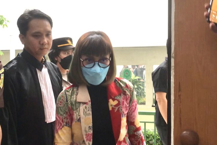 Psikolog Klinik Dewasa, Liza Marielly Djaprie, S.Psi., M.Psi., CH memasuki ruang sidang di Pengadilan Negeri (PN) Jakarta Selatan, Senin (26/12/2022). Liza dihadirkan tim penasihat hukum Richard Eliezer atau Bharada E sebagai ahli yang meringankan dalam sidang kasus pembunuhan berencana terhadap Nofriansyah Yosua Hutabarat atau Brigadir J.