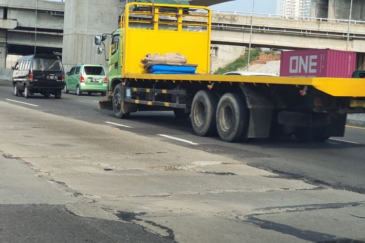 Pengerjaan Jalan di Tol Jakarta-Cikampek