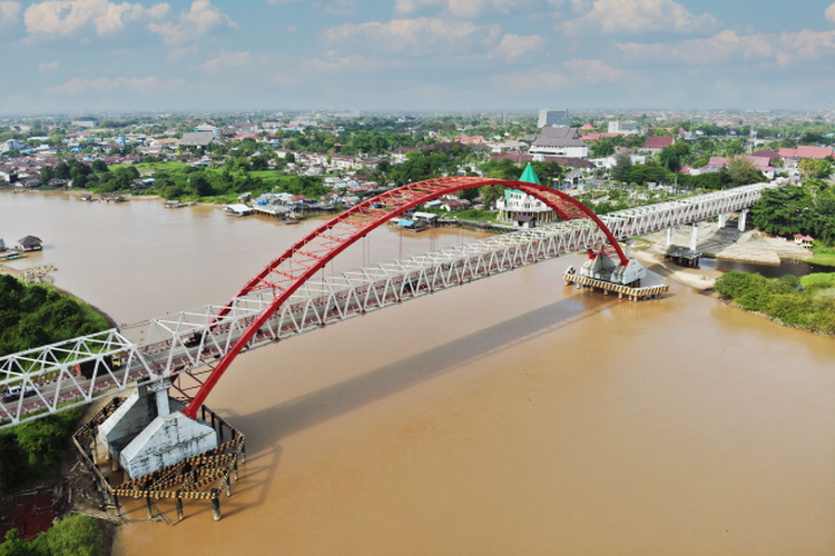 Jembatan Kahayan yan menjadi ikon Kota Palangkaraya, Provinsi Kalimantan Tengah.