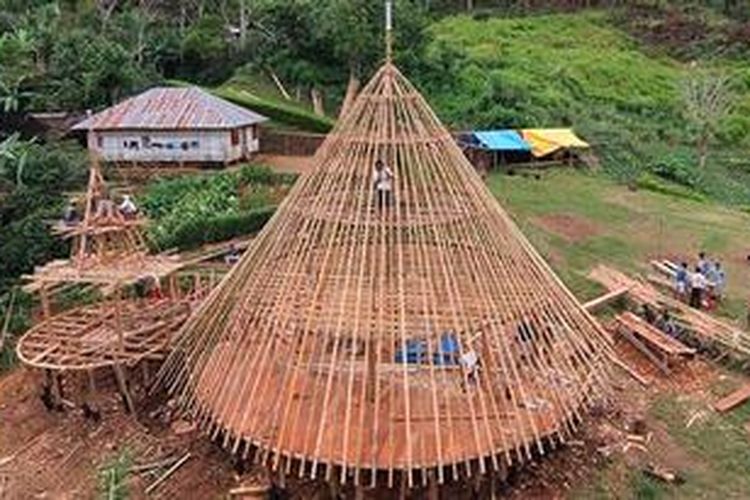 Karya Yori Antar ini terinspirasi oleh rumah adat warga desa terpencil Wae Rebo, Flores, yang disebut Mbaru Niang. Rumah asuh ini terpilih sebagai salah satu kandidat pemenang penghargaan bergengsi dunia, Aga Khan Award 2013