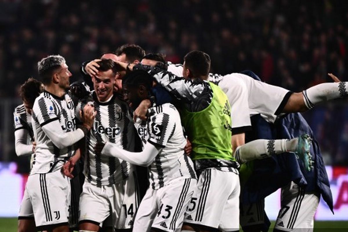 Para pemain Juventus merayakan gol tendangan bebas langsung dari Arkadiusz Milik (tengah) ke gawang Cremonese pada laga pekan ke-16 Liga Italia 2022-2023 di Stadion Giovanni Zini, Kamis (5/1/2023) dini hari WIB. Gol Milik memastikan Juventus menang 1-0 atas Cremonese. Terkini, Juventus dihukum pengurangan 15 poin pada Sabtu (21/1/2023) dini hari WIB karena kasus transfer.