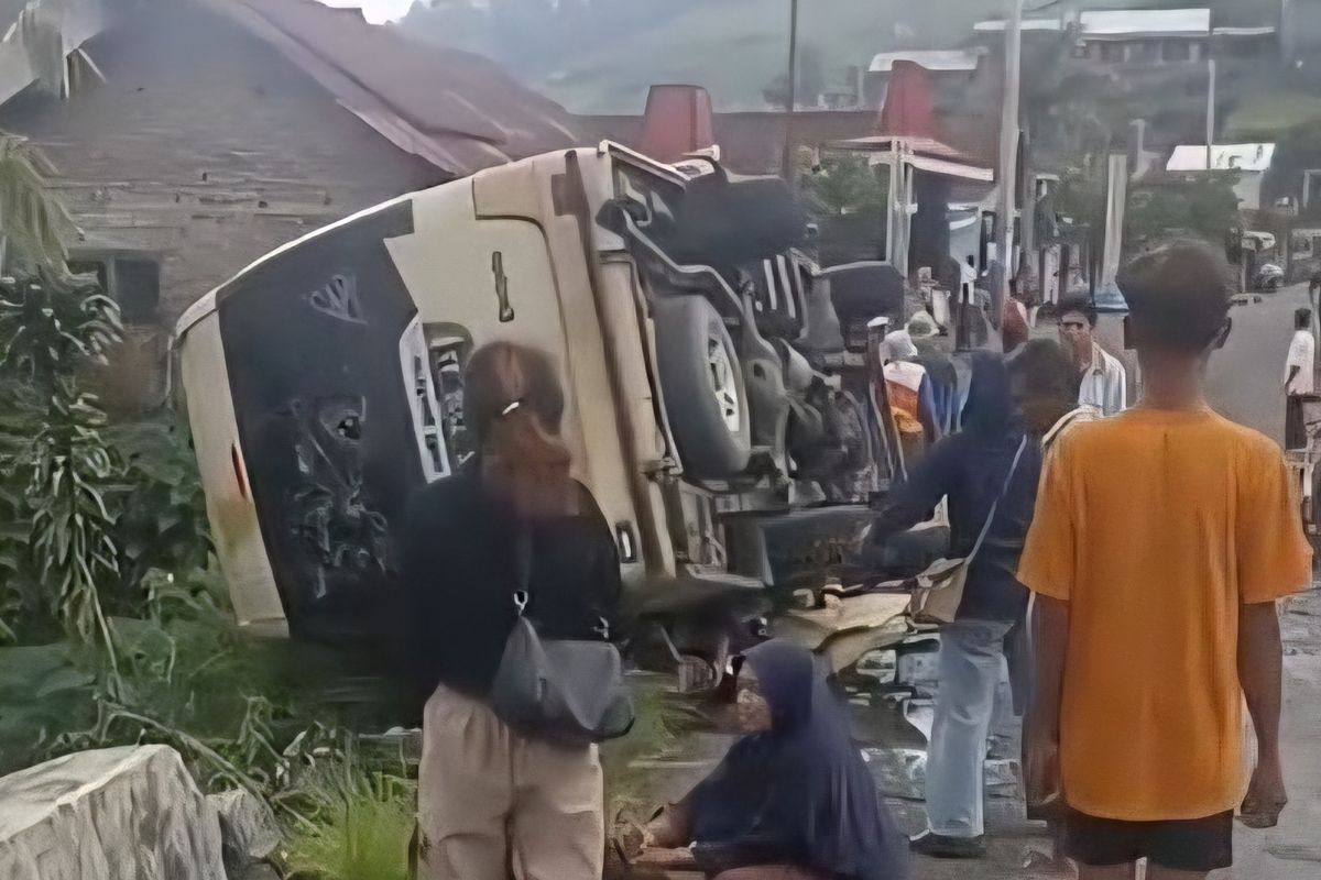 Mobil Elf terguling di Jl Magetan-Tawangmangu, Banaran RT 1/RW 2 Gondosuli, Tawangmangu, Karanganyar, Sabtu (17/5/2025)  