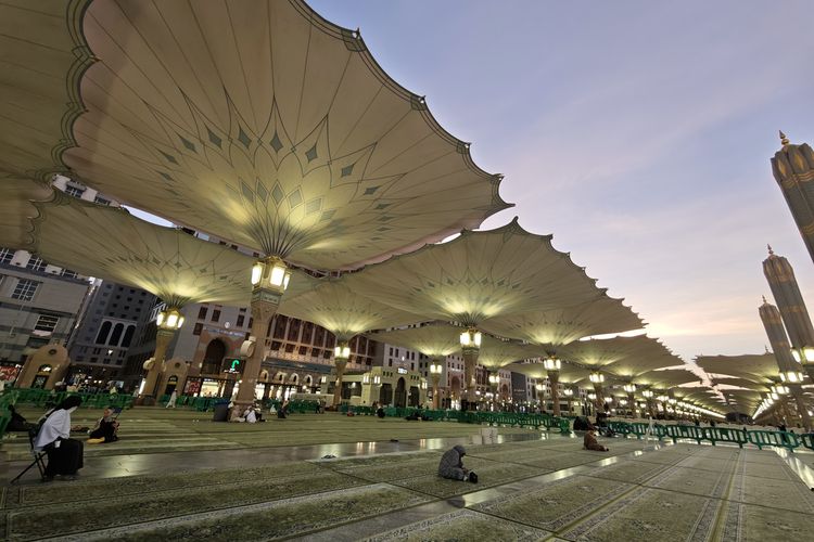 Umat Islam berdoa usai menunaikan Shalat Subuh di Masjid Nabawi, Madinah, Arab Saudi, Selasa (17/6/2025). Masjid Nabawi menjadi salah satu tujuan umat muslim untuk beribadah dan ziarah setelah melaksanakan rangkaian puncak ibadah haji di Makkah. ANTARA FOTO/Andika Wahyu/foc.