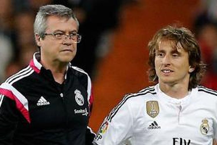 Luka Modric mengalami cedera saat Real Madrid menghadapi Malaga, Sabtu (18/4/2015). 