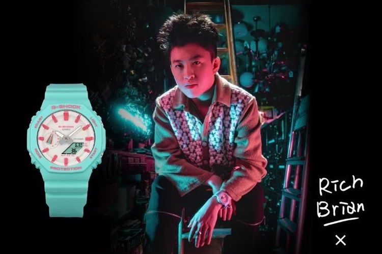 G-Shock model GA-2100 dengan bezel segi delapan yang warnanya mengingatkan Rich Brian terhadap gitar pada masa kecilnya.