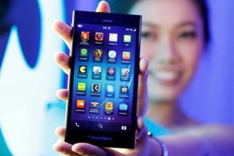 Model memperlihatkan Blackberry Z3 Jakarta Edition di acara peluncuran perdana di Jakarta, 13 Mei 2014. Smartphone ini andalan baru BlackBerry yang sengaja dibikin untuk menyasar pasar negara berkembang seperti Indonesia, benteng terakhir buat produsen Kanada tersebut.