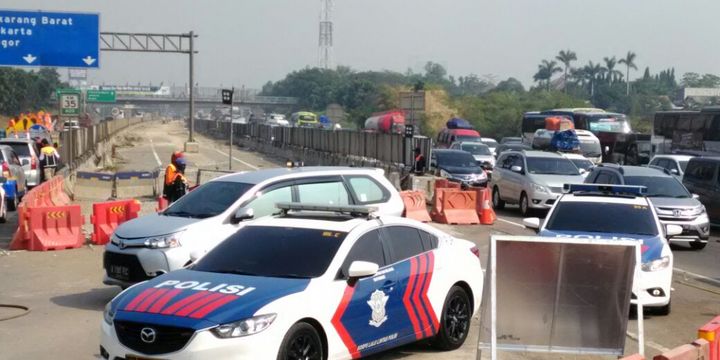 Pemberlakukan contraflow di Tol Jakarta-Cikampek, Selasa (12/6/2018) siang. 