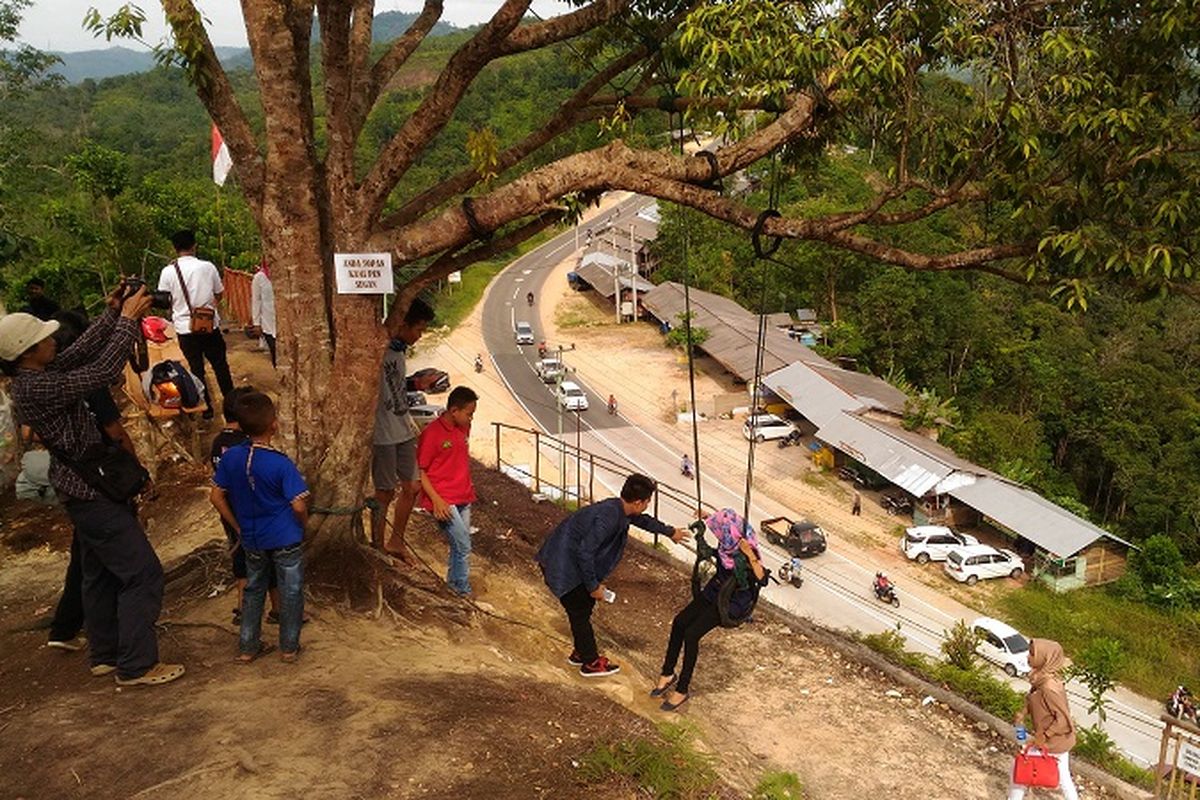 Spot wisata Ayunan Nirwana Puncak Pukatan di Koto Kampar, Riau. Foto diambil Jumat (26/5/2017).