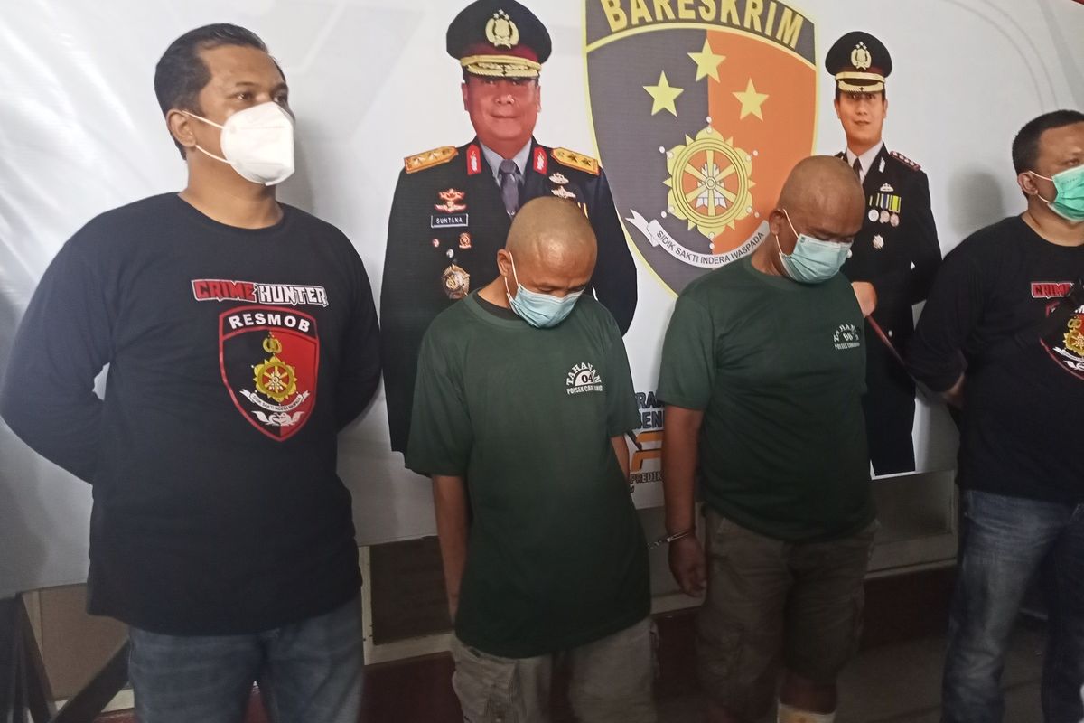 Dua orang pelaku perampokan yang sempat terekam CCTV saat melakukan aksinya berhasil diamankan jajaran Satreskrim Polresta Bandung.