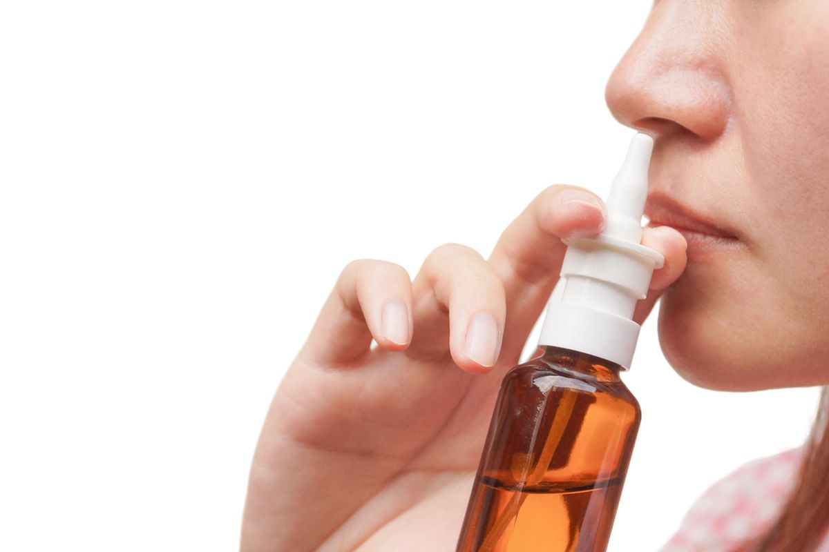 Menggunakan saline spray atau semprotan saline dapat membantu mengurangi peradangan jaringan di hidung dan meredakan hidung tersumbat.