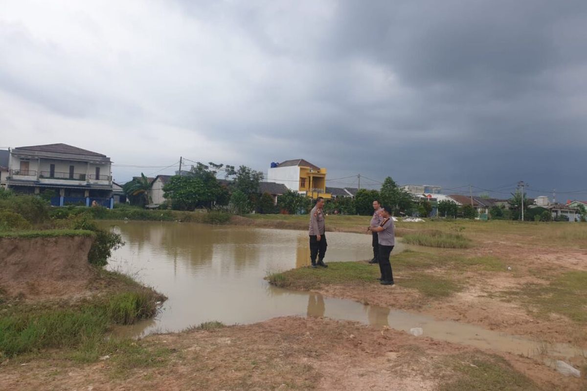 Anggota Polsek Serang Baru saat mengecek tempat kejadian perkara (tkp) dua orang bocah yang tenggelam di danau di Perumahan Cikarang Utama Residence, Kampung Kongsi, Jayasampurna, Kabupaten Bekasi.