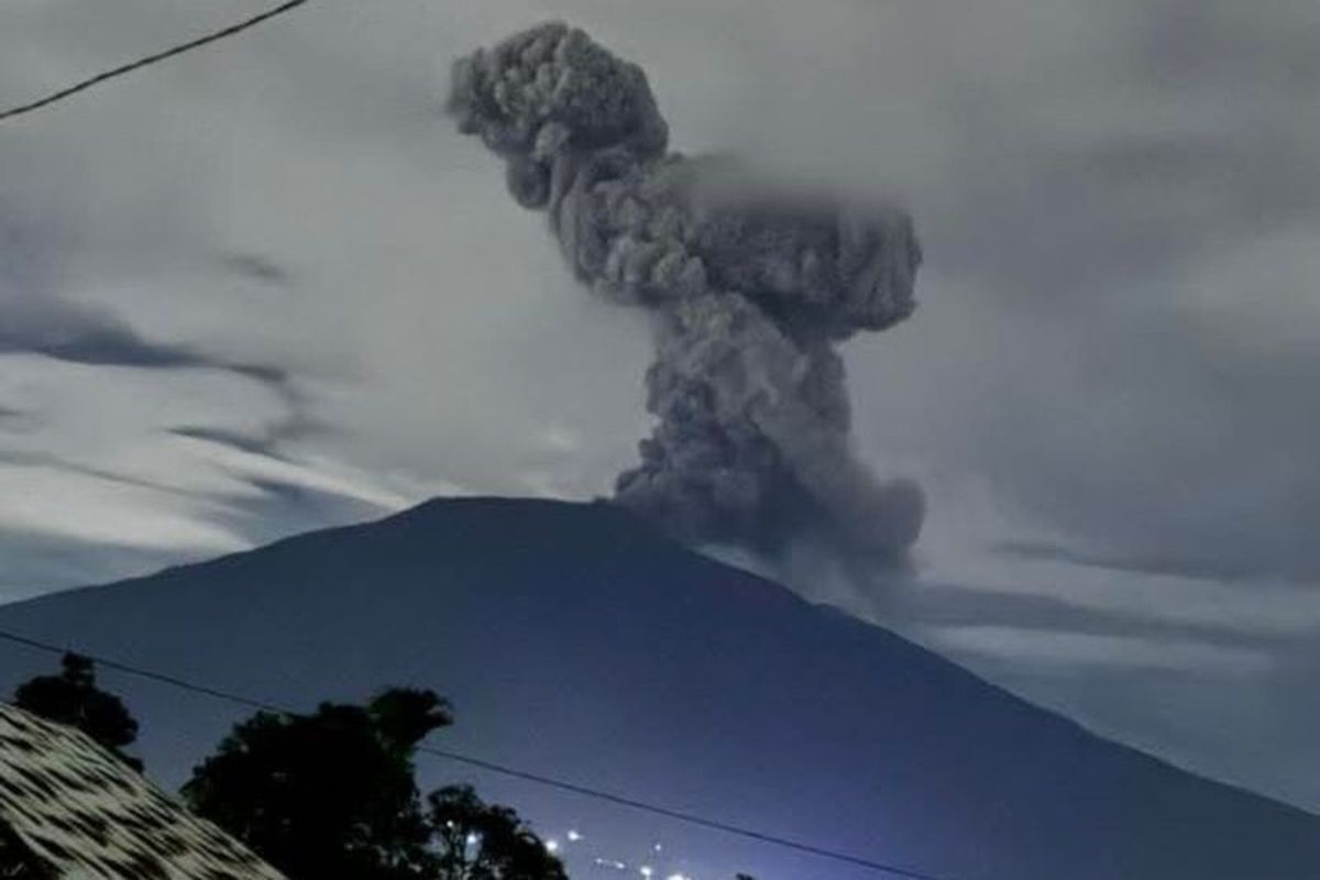 Gunung Marapi Sumatera Barat alami erupsi dengan tinggi letusan 700 meter dari puncak. Erupsi terjadi pada Rabu (18/6/2025) malam pada pukul 20.09 WIB.