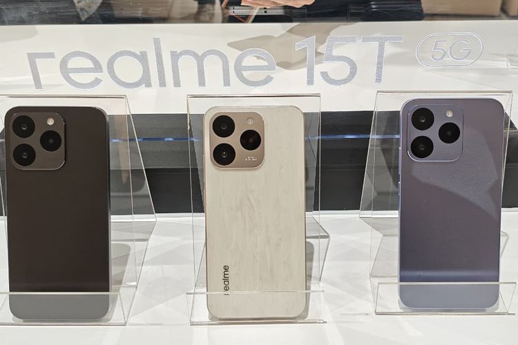 Tiga varian warna Realme 15T 5G di Indonesia, ada Flowing Silver (kiri), Suit Titanium (tengah), dan Silk Blue (kanan).