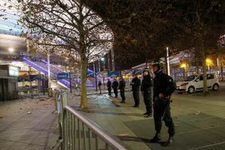 Kepolisian Prancis berjaga-jaga di luar Stadion Stade de France setelah setidaknya dua bom meledak di luar stadion nasional Prancis itu, Jumat (13/11)