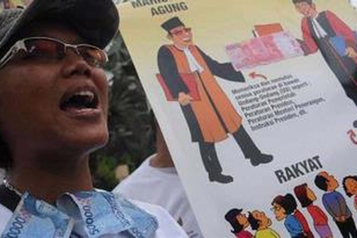 Massa yang terdiri dari berbagai elemen menggelar aksi damai di depan Gedung Grahadi Surabaya, Kamis (9/12/2010). Aksi damai ini digelar untuk memperingati Hari Antikorupsi. 