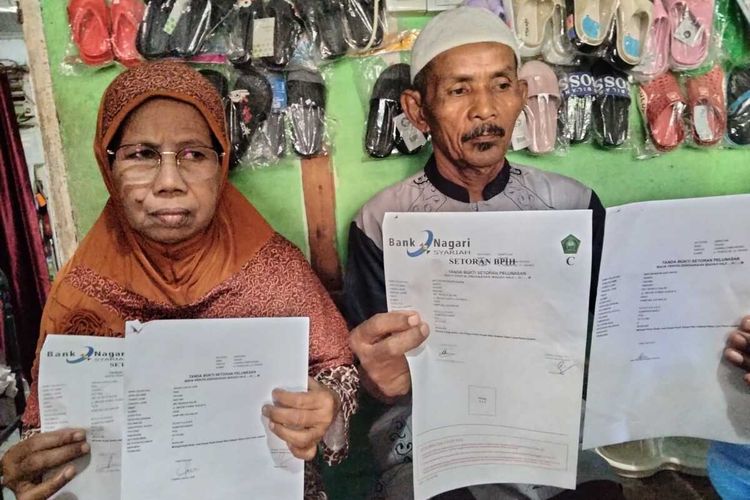 Anwar Chan beserta istri memperlIhatkan surat keterangan naik haji tahun 2023 ini.