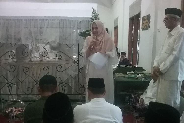 Bupati Kendal, Mirna Anissa, saat membuka tradisi Syawalan di makam Kyai Guru. KOMPAS.com/SLAMET PRIYATIN