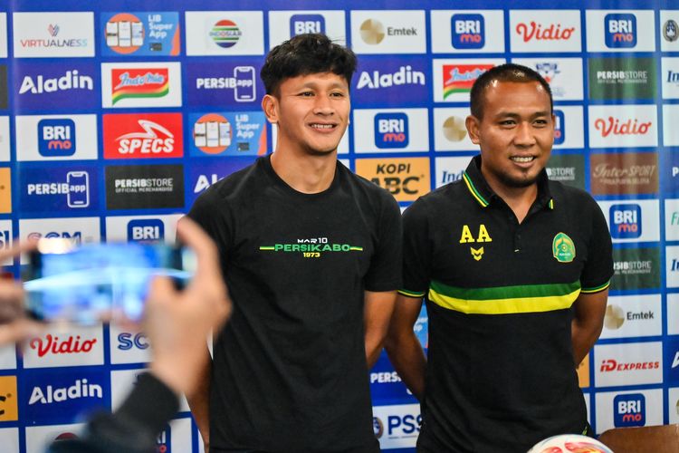 Asep Ardiansyah asisten pelath Persikabo 1973 (kanan), beserta Yandi Sofyan penyerangnya saat hadir di sesi pers konferensi pers jelang laga Persib Bandung vs Persikabo 1973, sehari sebelum laga. Duel kedua tim akan digelar Sabtu (16/9/2023) di Gelora Bandung Lautan Api (GBLA) dalam pekan ke-12 Liga 1 2023-2024. 