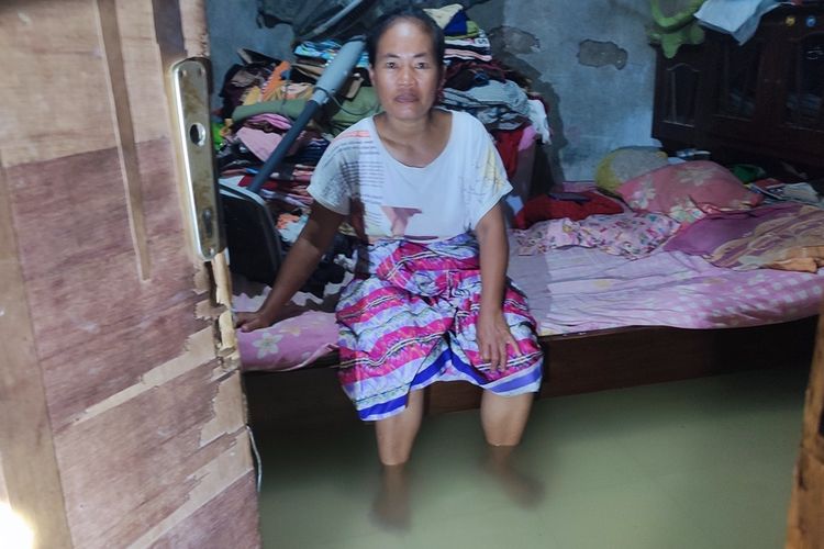 Warga Desa Gamel Kecamatan Plered Kabupaten Cirebon Jawa Barat menunjukkan ketinggian permukaan air banjir di rumahnya pada Kamis (1/2/2024) malam