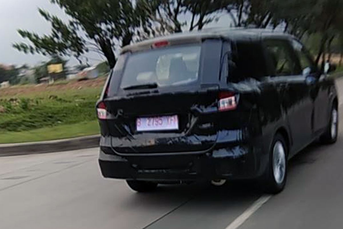 Model yang diyakini generasi baru Suzuki Ertiga tepergok kamera sedang dikendaraai di kawasan Cikarang, Jawa Barat. 