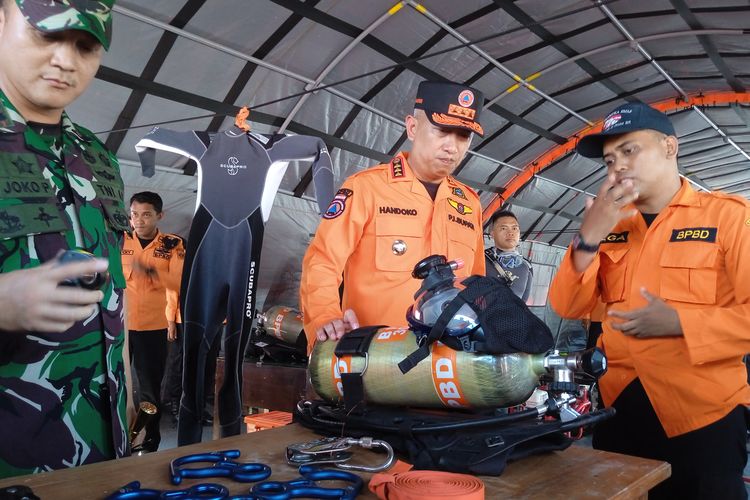 Pj Bupati Nganjuk Sri Handoko Taruna (tengah) mengecek kesiapsiagaan bencana 2023 yang dipajang dalam kegiatan apel gelar pasukan dan perlengkapan kesiapsiagaan bencana 2023 di Jalan Ahmad Yani Nganjuk, Rabu (22/11/2023)