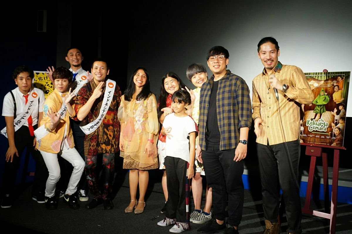 Sutradara Yandy Laurens dan Widuri bersama para talent dari Yoshimoto Kreatif Indonesia dalam pemutaran film Keluarga Cemara di Okinawa International Movie Festival 2019 di Sakurazaka Theater, Naha, Okinawa, Jepang, Kamis (18/4/2019). 