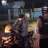 Polisi Bagikan Masker bagi Warga di Labuan Bajo, Cegah Abu Vulkanik Lewotobi Ganggu Kesehatan