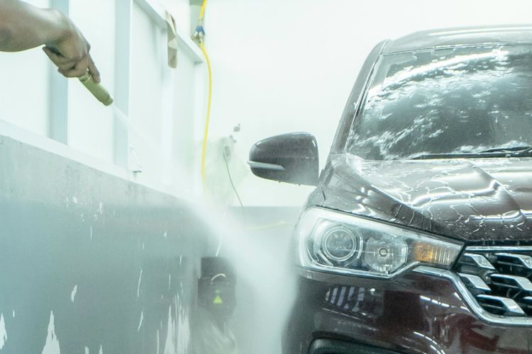 Menggunakan air bertekanan (jet washer) untuk mencuci mobil