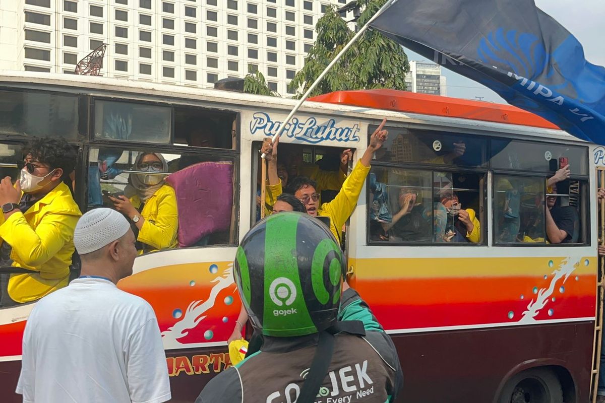 Massa aksi dari BEM UI melintas di Jalan Gatot Subroto, Jakarta Selatan, Jumat (29/8/2025).