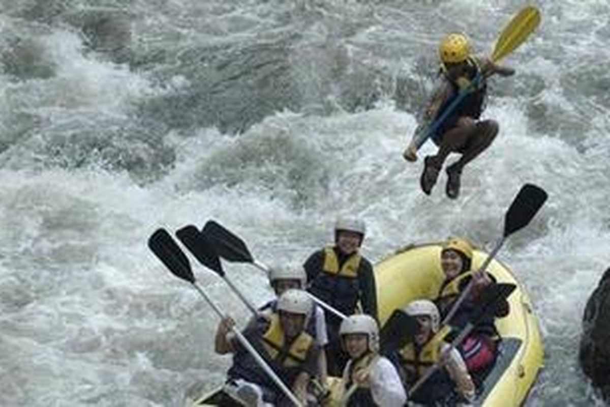 Arung Jeram di Sungai Pekalen, Kabupaten Probolinggo, Jawa Timur. 